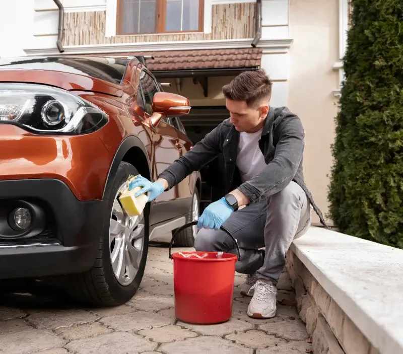 Lavage auto à domicile La Vraie-Croix : professionnel intervenant sur un véhicule